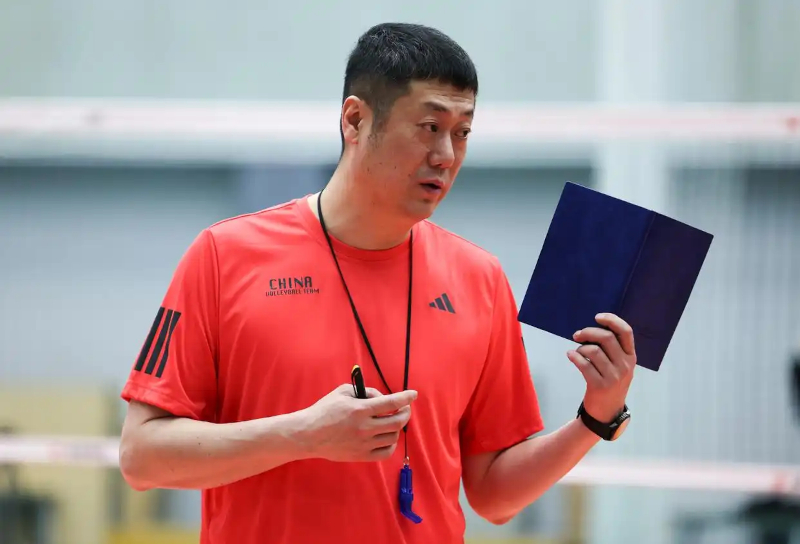 中国女排主教练赵勇等已赴意大利学习交流