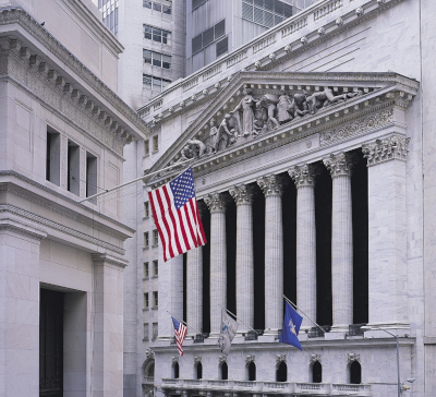 美联储宣布维持利率不变 两名理事投反对票