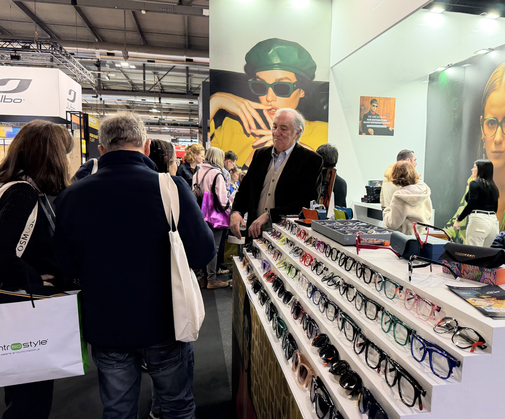 温州179家眼镜企业新春抱团出海 浙产智能眼镜亮相意大利