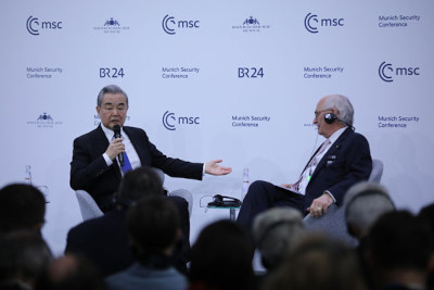 中国外长王毅严正警告日本 现场爆发热烈掌声