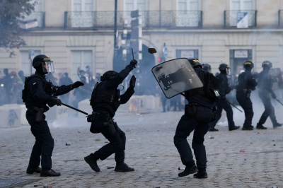 法国多地发生大规模抗议