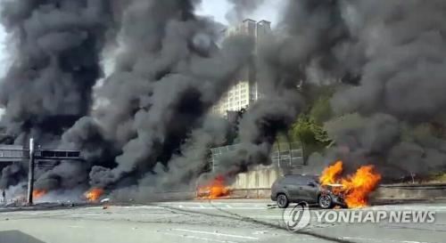 韩庆尚南道一隧道附近油罐车爆炸 3人死亡1人受伤