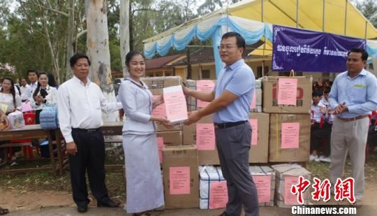 中资额勒赛公司“送水节”向柬埔寨小学送“华电关爱”