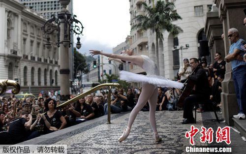 最优雅的抗议：芭蕾舞者翩翩起舞抗议被拖欠工资(图)