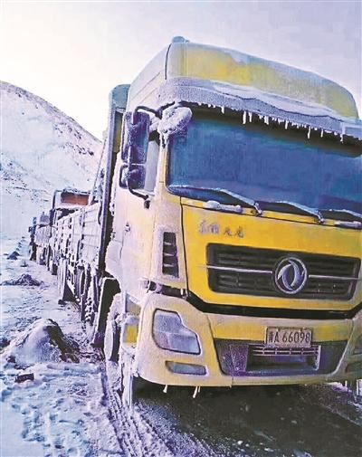 唐古拉山大雪困数千车：有人被困3天3夜 饿了吃雪