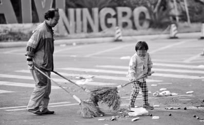 每天清晨5点跟着爸爸扫马路 这个4岁女孩让人心疼