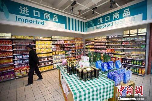 资料图：山西太原，民众正在超市挑选进口商品。 中新社记者 张云 摄