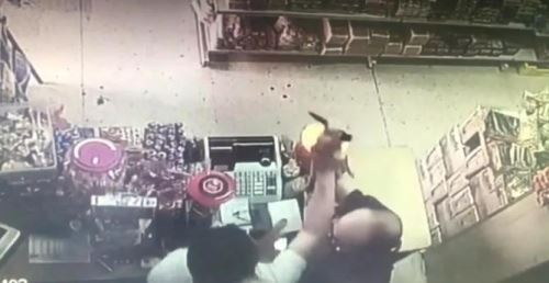 嫌疑人持刀抢劫华人店铺视频截图 