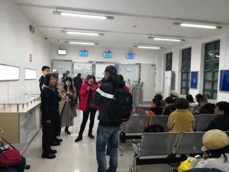 办完证后，33名游客与使馆领导一起合影留念。(图片来源：欧洲《华人街》)