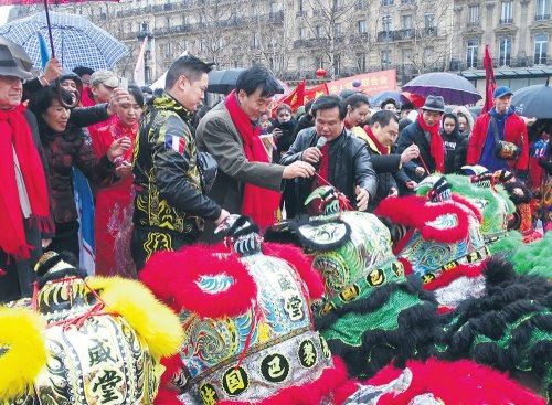旅法侨界联合举办猪年新春庆典 中国大使等现场点睛