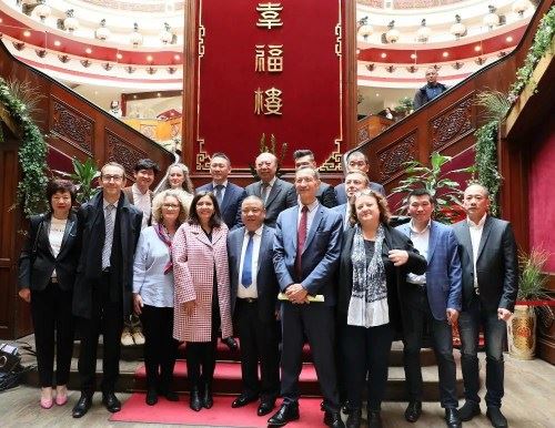 巴黎市长伊达尔戈访问华埠 称赞华人融入与贡献