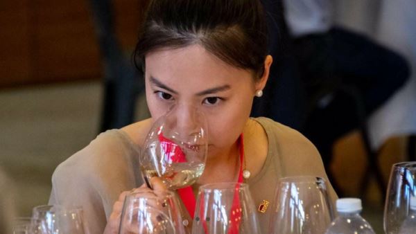 华人女孩获任意大利“Douja D’Or”金色酒壶全国葡萄酒大赛评委