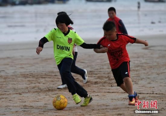 美国华人孩子踢足球比例升高 5年增50倍