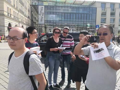 中国侨网在德留学生华人华侨自发聚集 反对香港激进示威者(央视记者 李长皓)