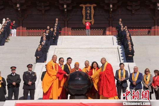 图为一众嘉宾在加拿大佛教会湛山精舍开山宗长、97岁的性空长老(中)率领下，参加大殿开门仪式。　余瑞冬 摄