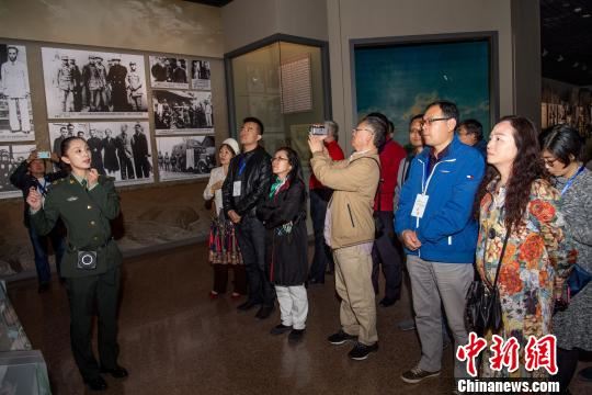 世界华文媒体代表参观八路军太行纪念馆。　韦亮 摄
