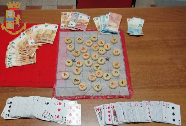 意大利警察太逗了 把这个叫“32个写汉字的骰子”