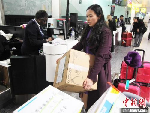 2月14日晚，旅居英国华人护士何彩霞辞去工作岗位，搭乘航班回国，奔赴中国抗击新冠肺炎疫情一线。　张平 摄