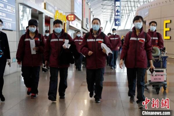 医疗专家组在浦东机场T1航站楼内出发。　殷立勤 摄
