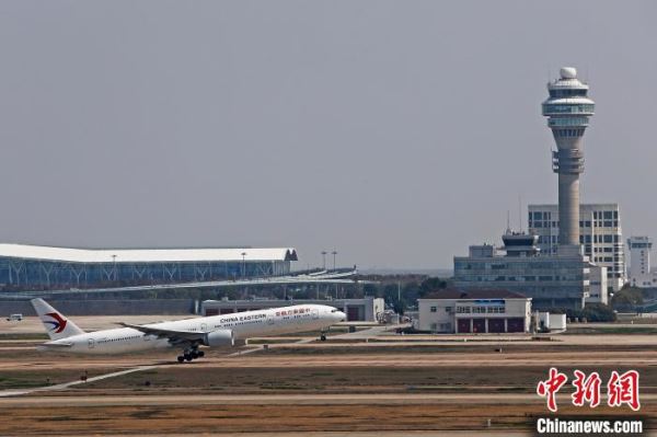 东航MU7041航班从浦东机场起飞。　殷立勤 摄