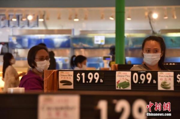 当地时间4月6日，在位于大华府地区的一家超市里，民众普遍佩戴口罩购物。
<a target='_blank' href='http://www.chinanews.com/'>中新社</a>记者 沙晗汀 摄