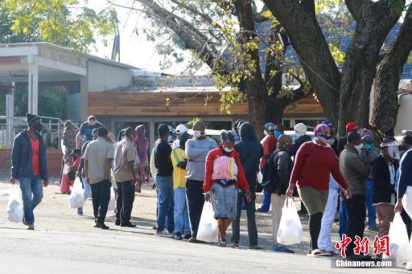 资料图：在南非约翰内斯堡一社会救济站，领取救济食品的民众排成长龙。<a target='_blank' href='http://www.chinanews.com/'>中新社</a>记者 王曦 摄