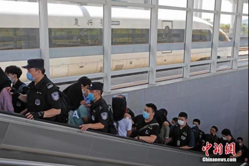 资料图：5月16日，上海黄浦公安民警在广东抓获犯罪嫌疑人并押解回上海。<a target='_blank' href='http://www.chinanews.com/'>中新社</a>记者 殷立勤 摄