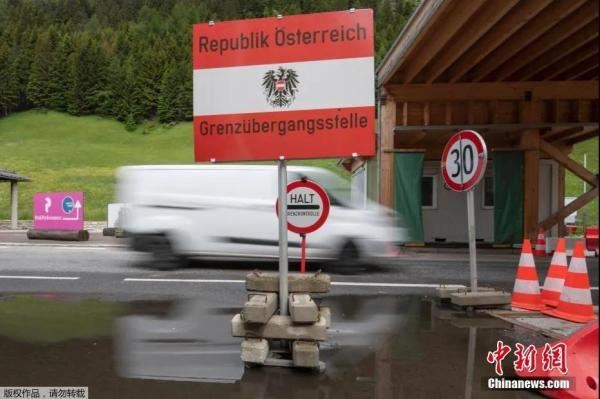 当地时间6月16日，在奥地利与意大利交界的布伦纳，一辆卡车通过边境站。
