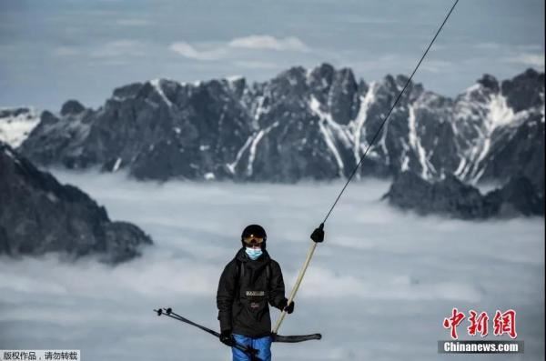 　10月19日消息，法国阿尔卑斯山脉，当地著名滑雪度假胜地于当地时间17日开业，人们佩戴口罩享受滑雪的乐趣。