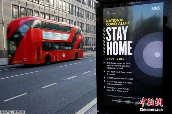 　疫情之下，多国采取“封城”政策。图为英国伦敦街头指示牌，写着防范疫情的措施。