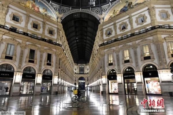 当地时间10月22日，意大利米兰，路人骑车经过维托伊曼纽二世拱廊。图片来源：中新网

