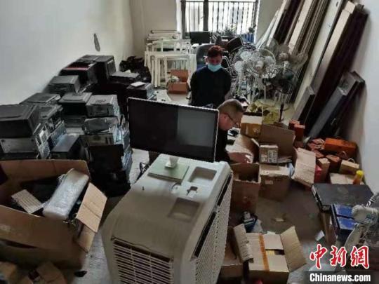 图为警方查获大量涉案物品。　陈晓东 摄