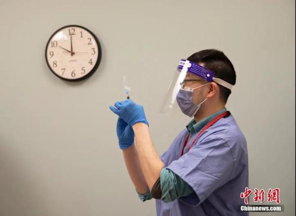 资料图:医护人员准备为社区居民接种新冠疫苗。中新社记者 刘关关 摄 资料图:医护人员准备为社区居民接种新冠疫苗。中新社记者 刘关关 摄