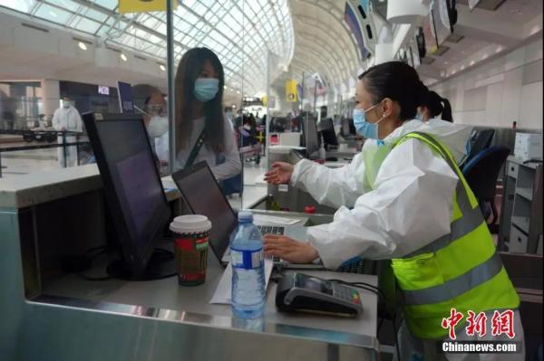 资料图：乘客在办理值机手续。