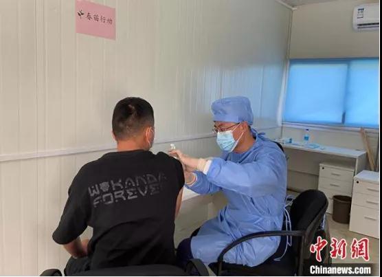 资料图：在萨摩亚中国公民接种国产新冠疫苗(图文无关)