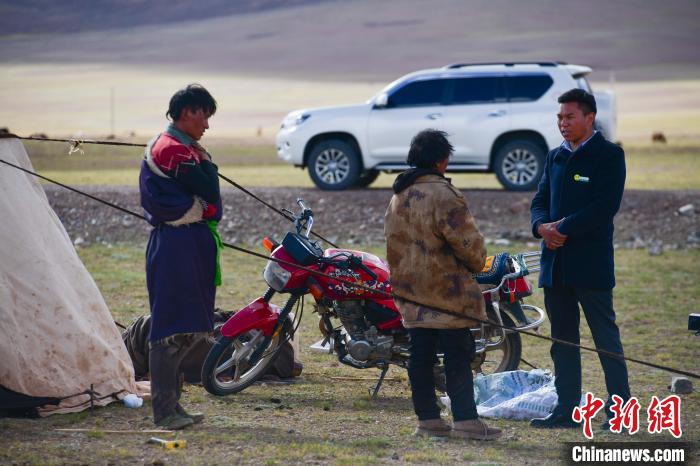 图为农行双湖县支行副行长洛桑在为牧民讲解农行金融政策。　贡嘎来松 摄