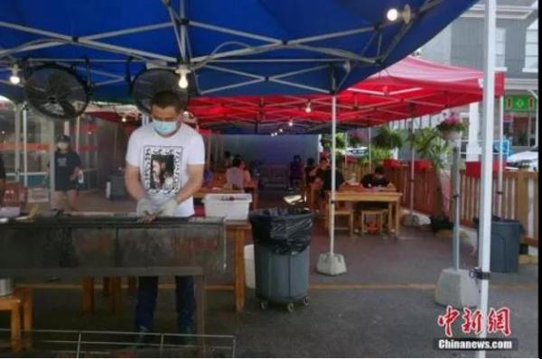 资料图：一家中餐厅在室外就餐区设置烧烤服务。<a target='_blank' href='http://www.chinanews.com/'>中新社</a>记者 余瑞冬 摄