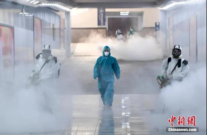 资料图：十余位来自长沙蓝天救援队的志愿者手持重型消毒机器，对长沙火车站内外进行消毒杀菌。<a target='_blank' href='http://www.chinanews.com/'>中新社</a>记者 杨华峰 摄