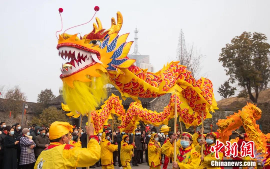 2022年1月19日，江苏省盱眙县“福虎送吉祥 非遗过大年”百场系列文旅活动启动，一批非遗民俗表演项目轮番上演，吸引民众前来感受“年味”。<a target='_blank' href='http://www.chinanews.com/'>中新社</a>记者 泱波 摄