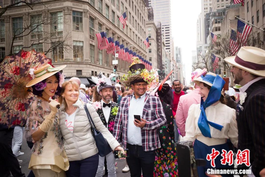 2019年4月，人们头戴精心制作的花帽，在纽约第五大道参加一年一度的复活节游行。<a target='_blank' href='http://www.chinanews.com/'>中新社</a>记者 廖攀 摄