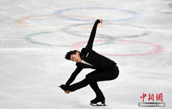 2月4日，北京2022年冬奥会花样滑冰团体赛男子单人滑短节目比赛在首都体育馆举行。美国选手陈巍在比赛中。<a target='_blank' href='http://www.chinanews.com/'>中新社</a>记者 毛建军 摄