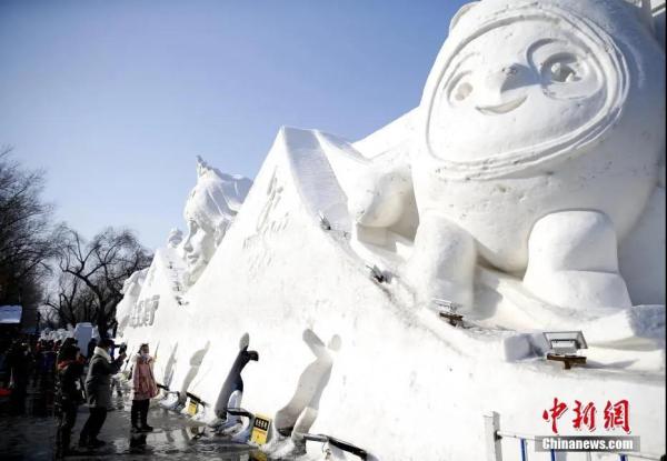图为在黑龙江省哈尔滨市，冰墩墩雪雕和冰墩墩冰雕成为游客和当地市民的打卡景观。<a target='_blank' href='http://www.chinanews.com/'>中新社</a>记者 姜辉 摄