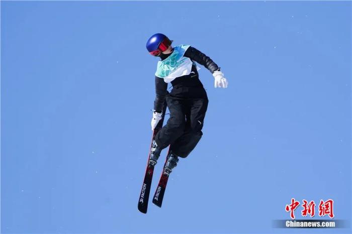 2月8日，在北京首钢滑雪大跳台举行的北京2022年冬奥会自由式滑雪女子大跳台决赛中，谷爱凌夺得冠军。<a target='_blank' href='http://www.chinanews.com/'>中新社</a>记者 毛建军 摄