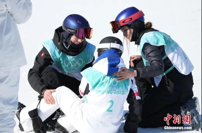 2月8日，在北京首钢滑雪大跳台举行的北京2022年冬奥会自由式滑雪女子大跳台决赛中，中国选手谷爱凌夺得冠军。图为谷爱凌(右)同其他运动员相互扶助。<a target='_blank' href='http://www.chinanews.com/'>中新社</a>记者 毛建军 摄