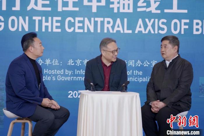 单霁翔和吕舟为观众讲解北京中轴线的文化内涵和当代价值。　2022北京新闻中心供图