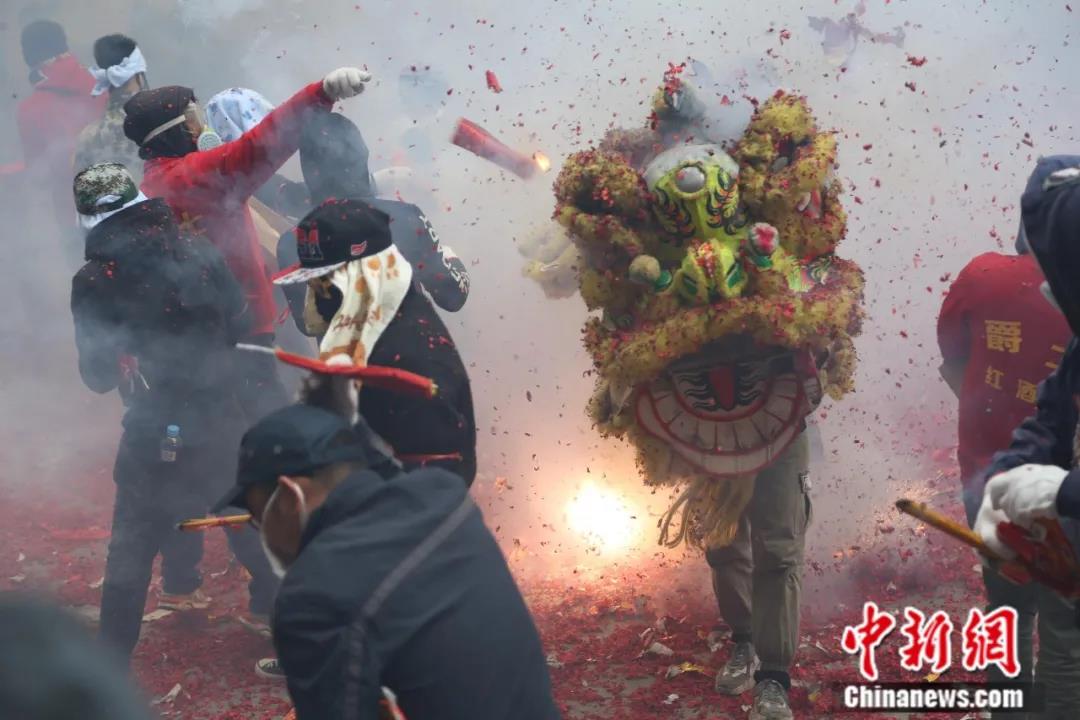2019年2月，民众和游客欢聚广东省德庆县大闹元宵。图为中国民俗一绝的“炮仗攻狮子”。<a target='_blank' href='http://www.chinanews.com/'>中新社</a>记者 索有为 摄