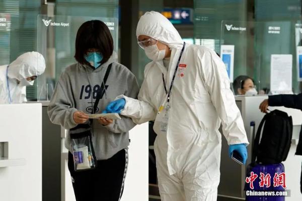 资料图：疫情下韩国机场加强防疫检测。<a target='_blank' href='http://www.chinanews.com/'>中新社</a>记者 曾鼐 摄