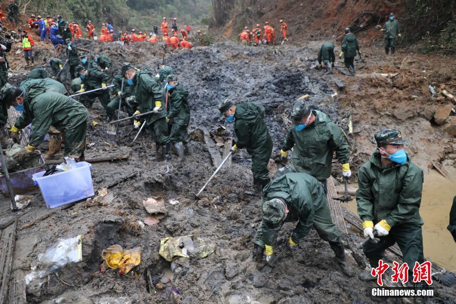 3月24日，武警广西总队官兵继续在核心区搜索第二个黑匣子，协助地方人员清理现场。 武警广西总队 供图