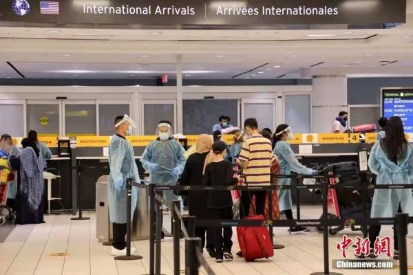 2021年9月7日，加拿大多伦多皮尔逊国际机场，入境国际旅客排队办理手续。<a target='_blank' href='http://www.chinanews.com/'>中新社</a>记者 余瑞冬 摄
