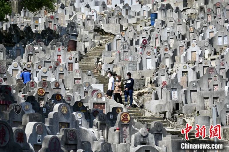 2022年4月5日清明节，香港市民扫墓拜祭祖先。<a target='_blank' href='http://www.chinanews.com/'>中新社</a>记者 李志华 摄